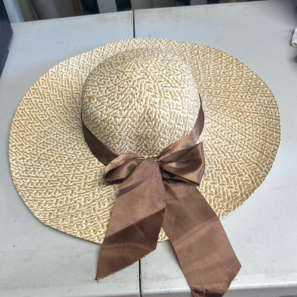 Ladies stray hat